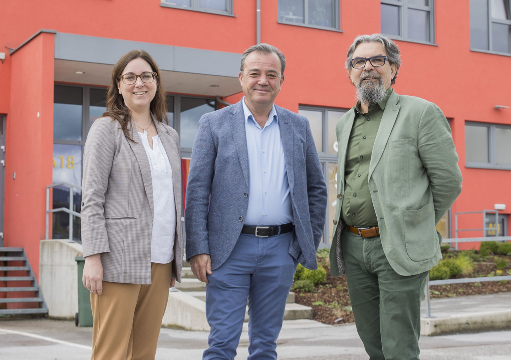 LR Christan Pewny in der Laube-Zentrale in Hallein mit Standortleiterin Michaela Schmid und GF Alois Autischer-Elvenich-Norman.